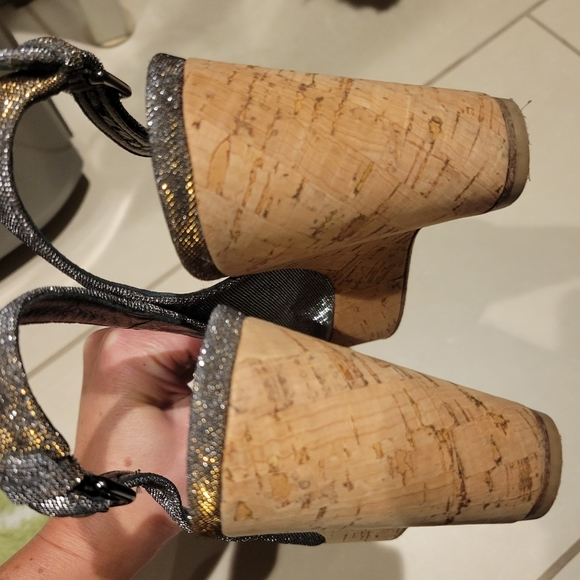 Stuart Weitzman Women's Riveria Wedge Sandals platform - Gold 8N - Picture 12 of 15